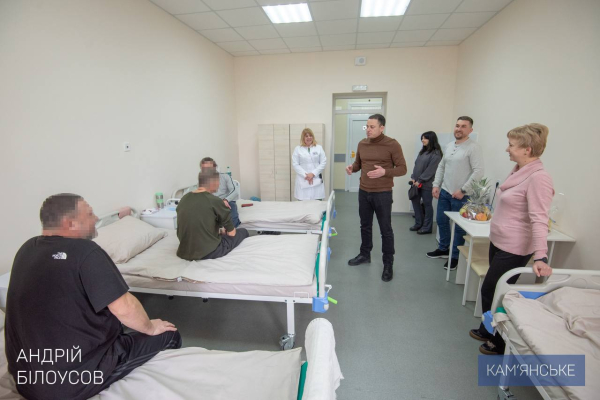 Мер Кам&rsquo;янського відвідав захисників, які відновлюються після фронтових травм у Центрі реабілітації