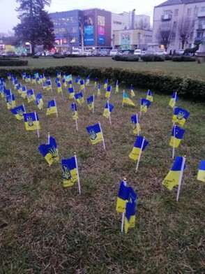 Прапорці повернулися на клумбу біля міськради у Кам&rsquo;янському, але комунальники закликають мітингарів поводитися більш цивілізовано
