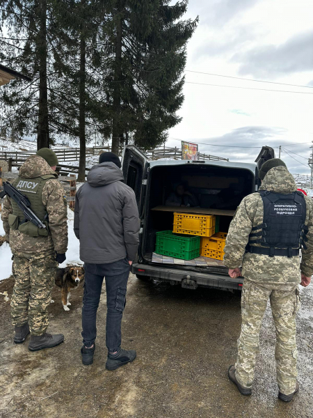 Житель Дніпропетровщини намагався потрапити до Румунії, ховаючись в обшивці багажника