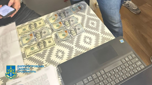 Адвокат з Дніпра за 6 тисяч доларів пропонував військовозобов&rsquo;язаному виїхати за кордон під виглядом волонтера