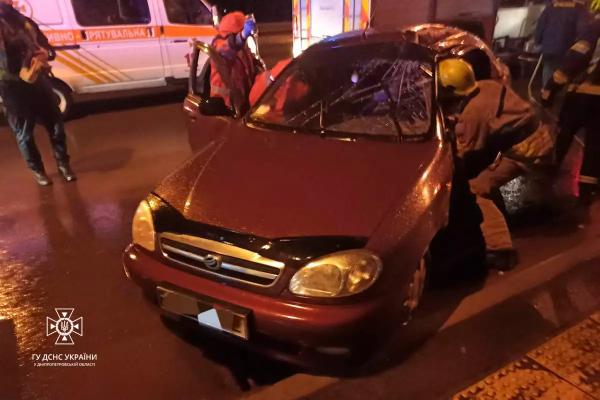 У Кривому Розі зіткнулися мікроавтобус та легковик, в останньому затиснуло водія