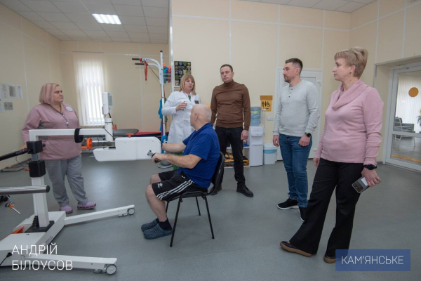 Мер Кам&rsquo;янського відвідав захисників, які відновлюються після фронтових травм у Центрі реабілітації
