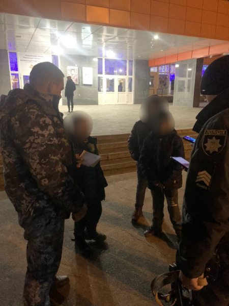 У Кам&rsquo;янському підлітки закидали камінням відвідувачів кафе у кіноконцертному залі &laquo;Мир&raquo;