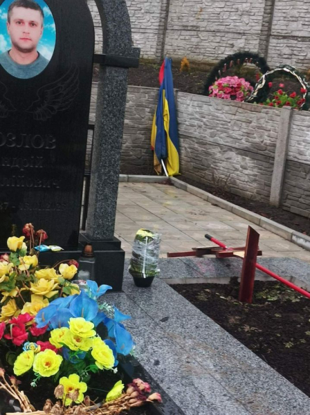 Вандали у Дніпрі понівечили могилу загиблого воїна