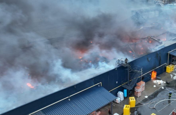 Рятувальники понад 5 годин гасили палаючий &laquo;Епіцентр&raquo; у Нікополі