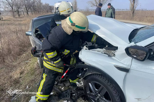 Троє людей постраждали у лобовому зіткненні на трасі у Кам&rsquo;янському районі