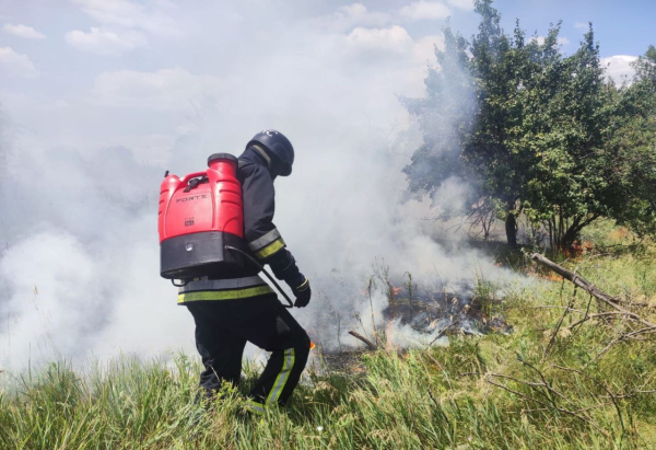 Окупанти знову поливали Нікопольщину вогнем, постраждала 18-річна дівчина
