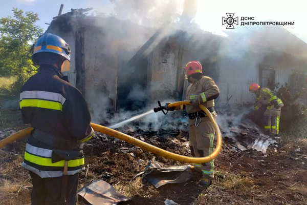 У Кам&rsquo;янському районі місцеві мешканці врятували чоловіка з палаючого будинку