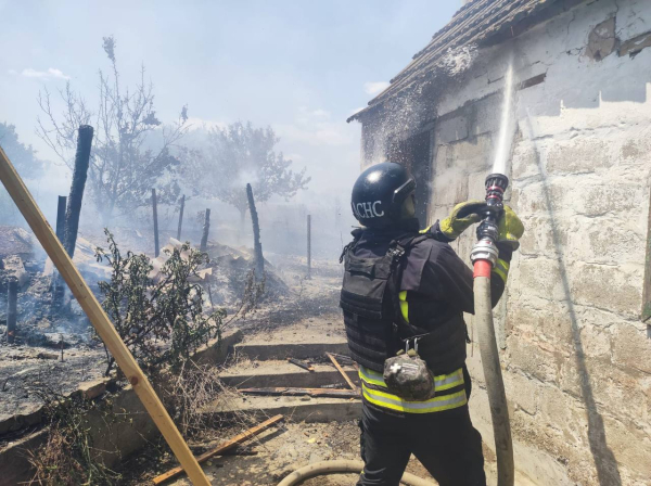 Окупанти знову поливали Нікопольщину вогнем, постраждала 18-річна дівчина