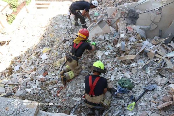 У Дніпрі рятувальники продовжують шукати людей під завалами
