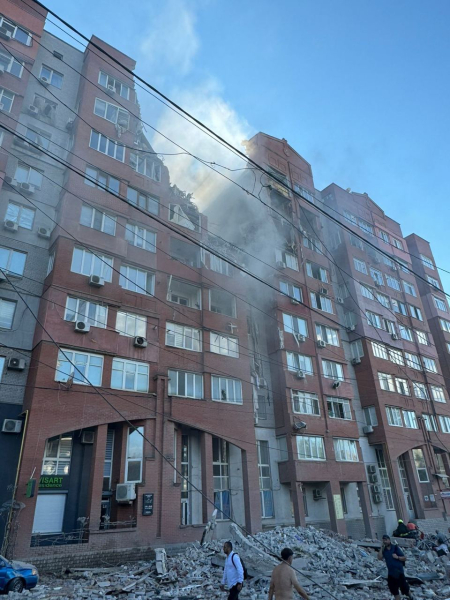 Ракетна атака на Дніпро: пошкоджена дев&rsquo;ятиповерхівка, попередньо, є поранені