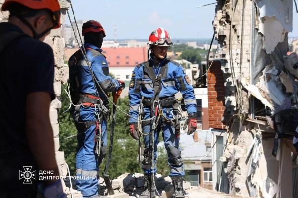 У Дніпрі рятувальники продовжують шукати людей під завалами