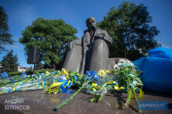 У День Конституції України в Кам&rsquo;янському поклали квіти до пам&rsquo;ятника Тарасу Шевченку