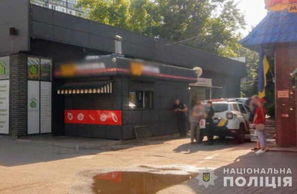У Новомосковську раніше судимий чоловік обікрав мікроавтобус та торговельний павільйон