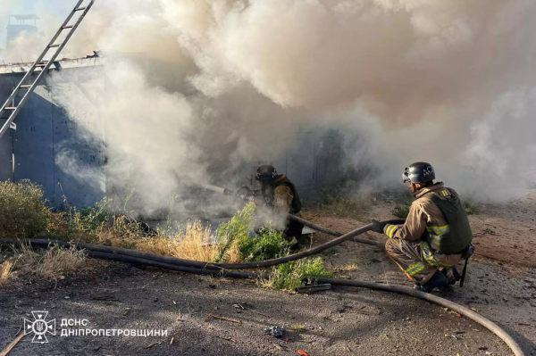 Внаслідок ворожого обстрілу в Нікополі зайнявся гараж