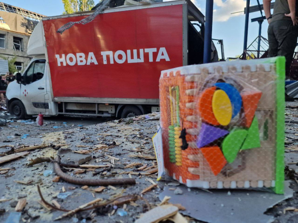 У Харкові ворожий КАБ влучив біля терміналу &laquo;Нової пошти&raquo;