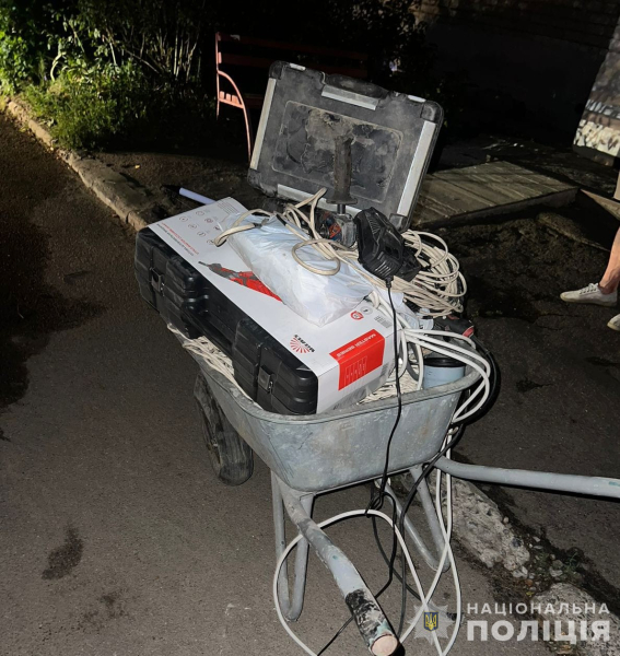 У Новомосковську раніше судимий чоловік обікрав мікроавтобус та торговельний павільйон