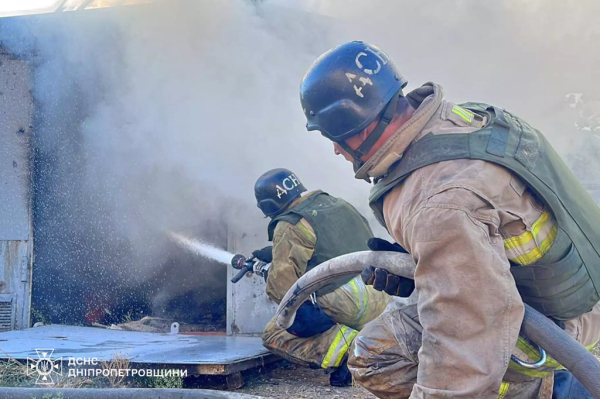 Внаслідок ворожого обстрілу в Нікополі зайнявся гараж