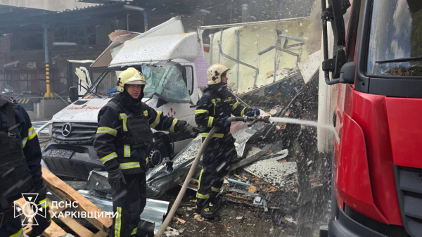 У Харкові ворожий КАБ влучив біля терміналу &laquo;Нової пошти&raquo;