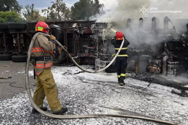 На Нікопольщині внаслідок зіткнення з легковиком зайнялася та перекинулася вантажівка