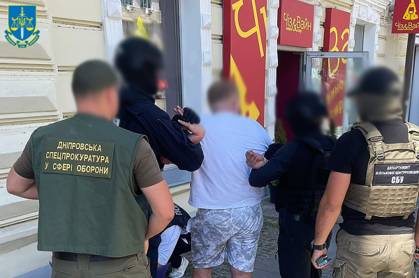 У Дніпрі затримали військовослужбовця, який за 1,5 тиc доларів обіцяв посприяти закриттю кримінального провадження