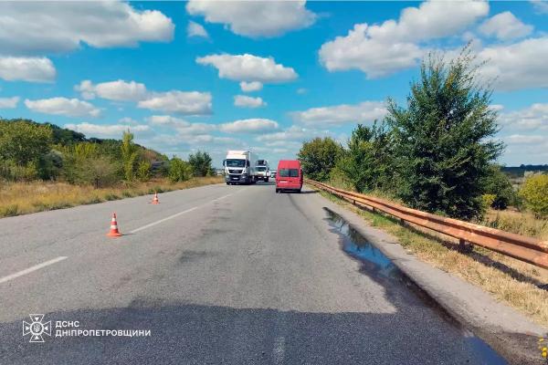 У Новомосковському районі зіткнулися легковик та мікроавтобус, постраждала жінка
