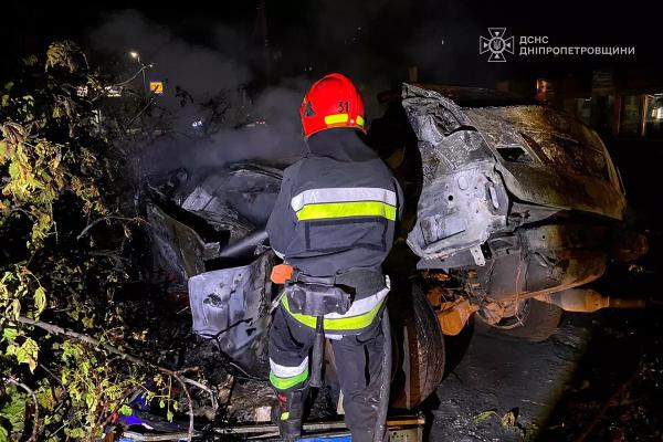 У Новомосковську автівка в&rsquo;їхала у дерево і зайнялася, постраждала жінка-пішохід