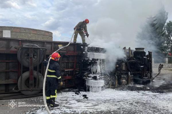 На Нікопольщині внаслідок зіткнення з легковиком зайнялася та перекинулася вантажівка