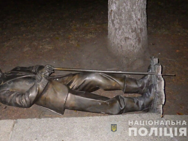 В Сумах мужчина пытался украсть памятник, ему объявили подозрение – полиция
В Сумах мужчина пытался украсть памятник, ему объявили подозрение – полиция