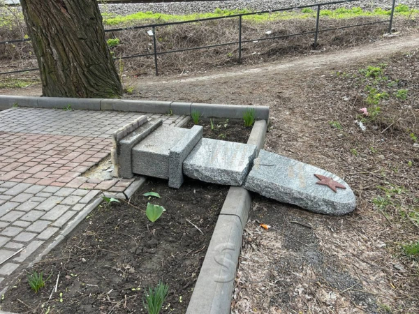 У Кам&rsquo;янському невідомі зламали пам&rsquo;ятну надгробну плиту невідомому солдатові