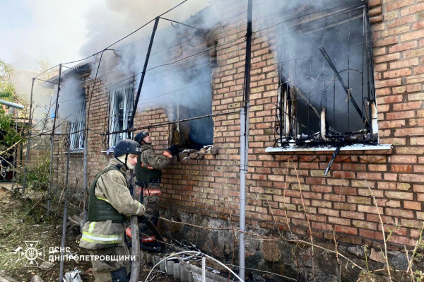 У Нікополі ворог атакував рятувальників під час ліквідації займання