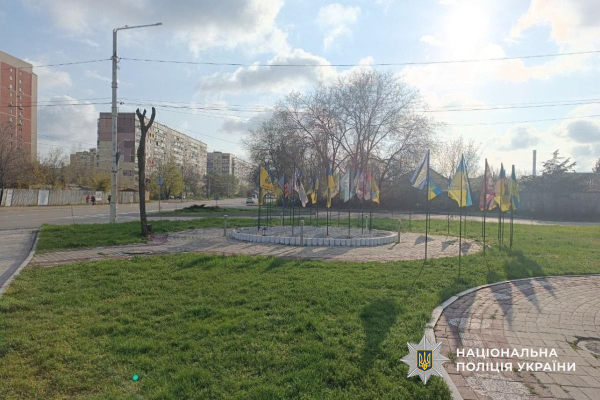 У Дніпрі чоловік пошкодив прапори та вирвав квіти на Алеї пам&rsquo;яті загиблих Героїв