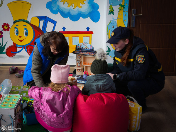 З Дніпропетровщини на Закарпаття евакуювали 6 жінок, 14 дітей та кота