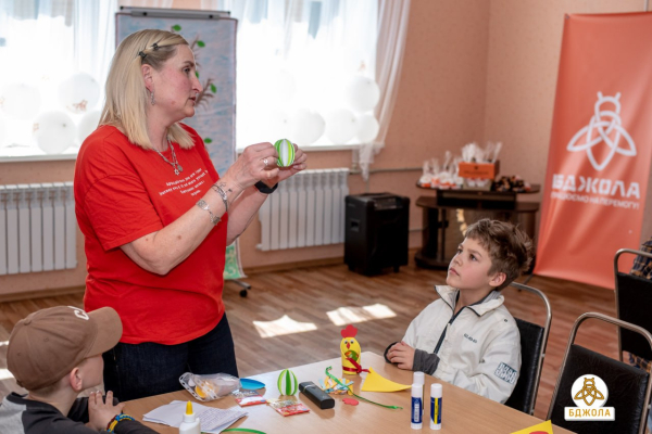 У Кам&rsquo;янському для малечі з родин переселенців організували великодні майстер-класи&nbsp;