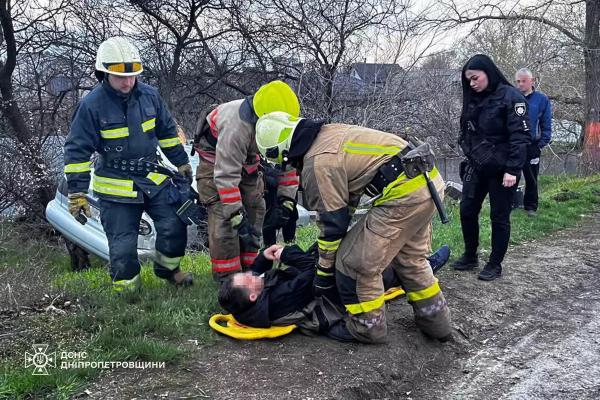 У Дніпрі Daewoo в’їхав у дерево, водія з автівки вивільняли надзвичайники У Дніпрі Daewoo в’їхав у дерево, водія з автівки вивільняли надзвичайники