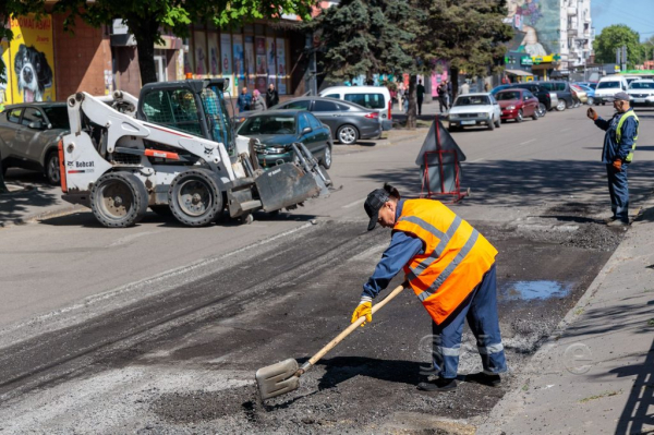 У центрі Кам&rsquo;янського розпочали дорожні роботи: внаслідок ремонту можливі затори