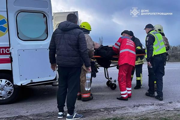 У Дніпрі Daewoo в’їхав у дерево, водія з автівки вивільняли надзвичайники У Дніпрі Daewoo в’їхав у дерево, водія з автівки вивільняли надзвичайники