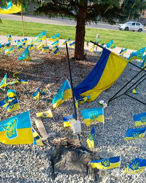 У Дніпрі чоловік пошкодив прапори та вирвав квіти на Алеї пам&rsquo;яті загиблих Героїв