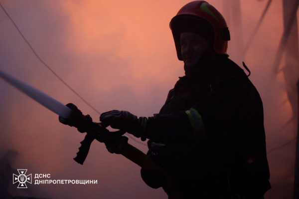 Пожежу на місці ракетного удару у Дніпрі приборкують понад 120 рятувальників