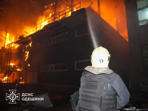 РФ ночью обстреляла Одессу, есть пожары и пострадавшие. Фото
РФ ночью обстреляла Одессу, есть пожары и пострадавшие. Фото