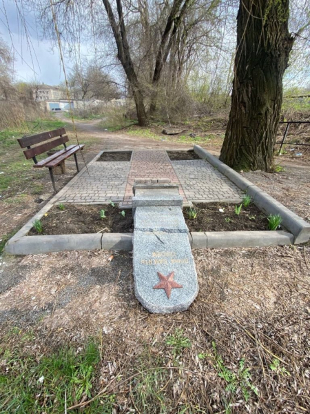 У Кам&rsquo;янському невідомі зламали пам&rsquo;ятну надгробну плиту невідомому солдатові