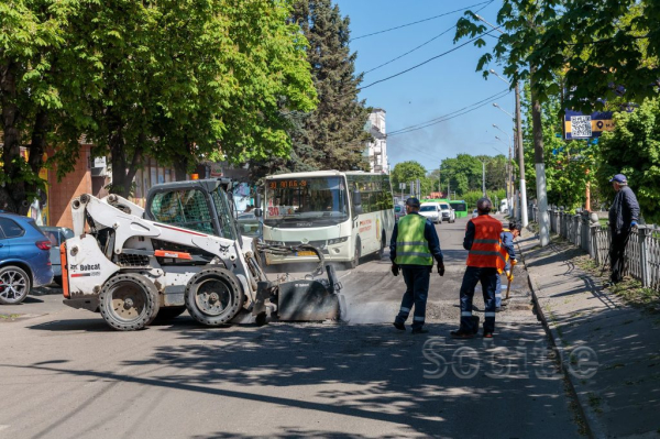 У центрі Кам&rsquo;янського розпочали дорожні роботи: внаслідок ремонту можливі затори