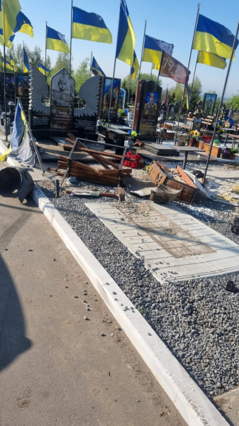 У Тернівці п&rsquo;яна водійка розтрощила автівкою пам&rsquo;ятник на могилі військового