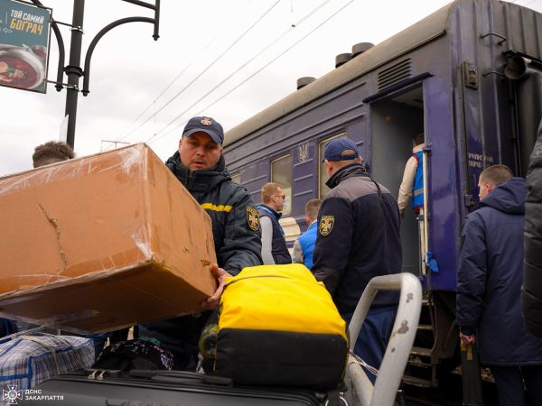 З Дніпропетровщини на Закарпаття евакуювали 6 жінок, 14 дітей та кота