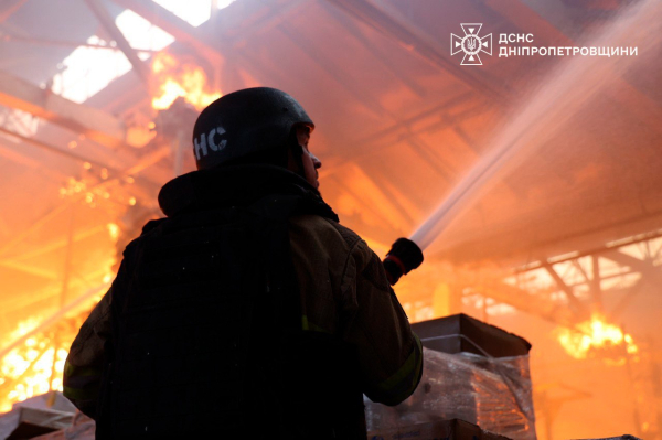 Пожежу на місці ракетного удару у Дніпрі приборкують понад 120 рятувальників