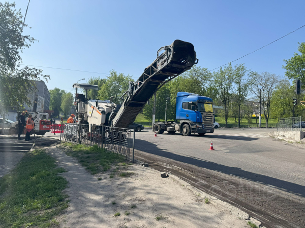 У Кам&rsquo;янському приступили до ремонту дорожнього покриття на мосту: роботи триватимуть й завтра