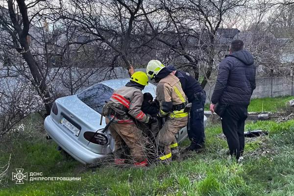 У Дніпрі Daewoo в’їхав у дерево, водія з автівки вивільняли надзвичайники У Дніпрі Daewoo в’їхав у дерево, водія з автівки вивільняли надзвичайники