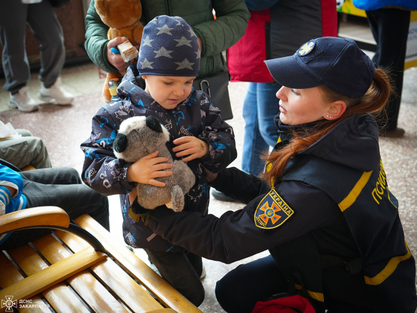 З Дніпропетровщини на Закарпаття евакуювали 6 жінок, 14 дітей та кота