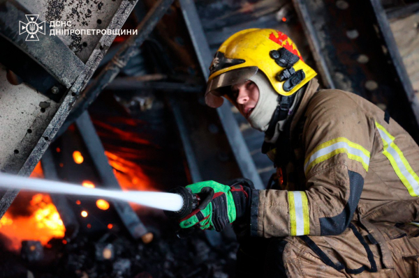Пожежу на місці ракетного удару у Дніпрі приборкують понад 120 рятувальників
