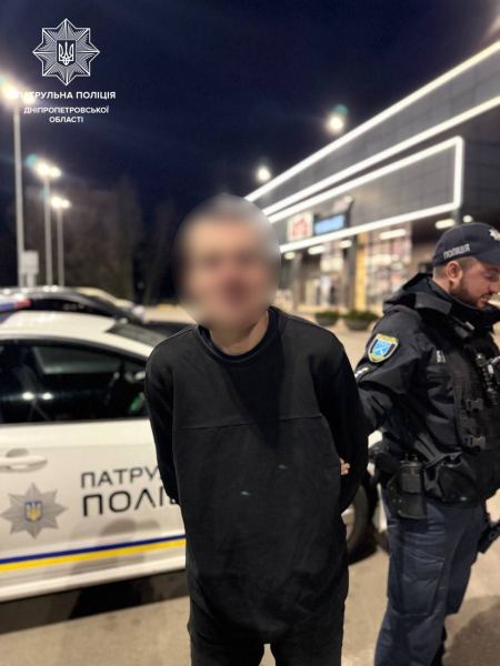 У Дніпрі винаймач кімнати вдарив ножем господаря квартири